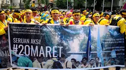 BEM dan Ikatan Alumni UI lintas almamater membentangkan spanduk saat menggelar Rapat Akbar Gerakan Anti Korupsi (GAK) Nasional di Kampus UI Salemba, Jakarta, Jumat (20/3/2015). (Liputan6.com/Yoppy Renato)