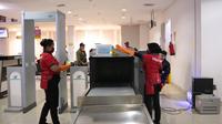 Sterilisasi di Bandara El Tari Kupang untuk mencegah persebaran virus Corona Covid-19. (Foto: Liputan6.com/Ola Keda)