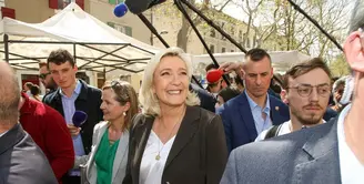 Sosok Marine Le Pen jadi pembicaraan hangat. Ia adalah salah satu Calon Presiden Prancis sayap kanan yang berencana melarang pemakaian hijab jika ia terpilih memenangkan pilpres. 
(Foto: Instagram/ Marine_Lepen)