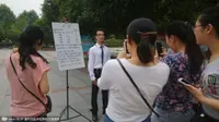 Sarjana ini Membuat Papan Iklan untuk Cari Pacar