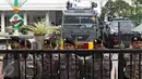 Personil kepolisian berjaga saat unjuk rasa dua elemen masyarakat di depan Balai Kota DKI Jakarta, Rabu (20/4). Unjuk rasa tersebut mendesak Ahok  untuk menghentikan proyek reklamasi di Teluk Jakarta dan penggusuran warga. (Liputan6.com/Immanuel Antonius)