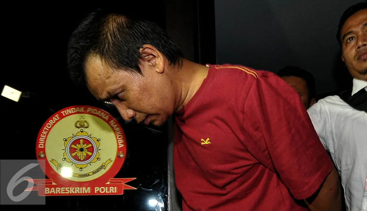 Polisi menjemput tersangka S dari lapas Cirebon menuju kantor Tindak Pidana Narkoba Mabes Polri, Cawang, Jakarta, Senin (3/8/2015). S merupakan pemasok narkoba untuk Reza Prawiro yang sebelumnya tertangkap saat pesta narkoba. (Liputan6.com/Yoppy Renato)