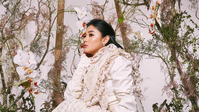 6 Pemotretan Naysila Mirdad Kenakan Gaun Putih, Memesona Bak Ratu