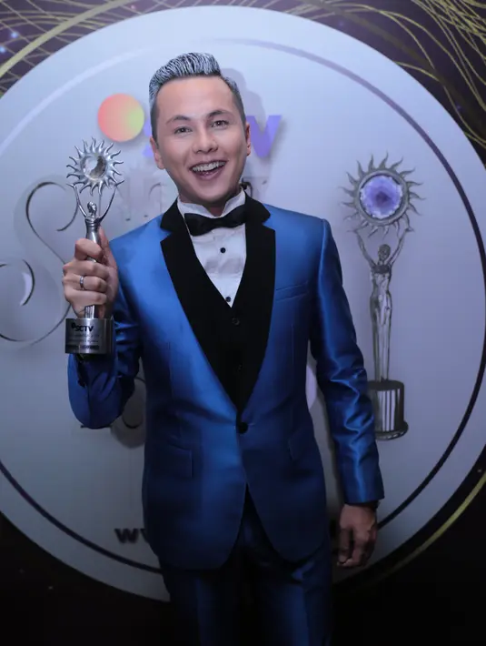 Suami Ussy Sulistiawati itu dinobatkan sebagai Presenter Paling Ngetop SCTV Awards 2017. Ia mengalahkan rekan-rekannya seperti Audi Marissa, Gading Marten, Irfan Hakim, dan Ruben Onsu. (Adrian Putra/Bintang.com)