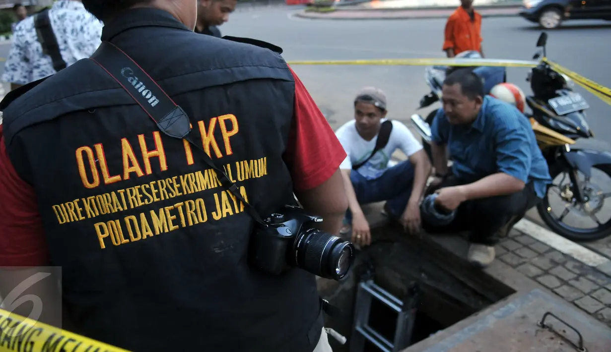Aparat Kepolisian Polda Metro Jaya melakukan olah TKP di gorong-gorong Jalan Medan Merdeka Selatan, Jakarta, Sabtu (5/3/2016). Di gorong-gorong tersebut petugas menemukan sisa kulit kabel yang diduga menjadi penyebab banjir. (Liputan6.com/Johan Tallo)