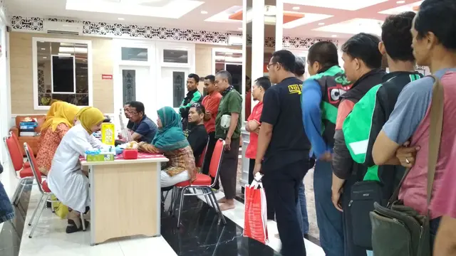 Ratusan Sopir Ojol Cirebon Ramai-Ramai Periksa Kesehatan