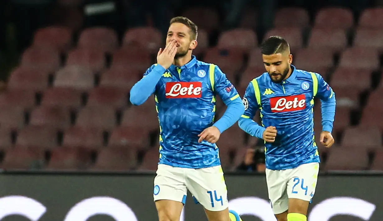 Penyerang Napoli, Dries Mertens tampil brilian dengan mencetak dua gol ke gawang Milan Borjan pada laga lanjutan Liga Champions Grup C yang berlangsung di stadion San Paulo, kamis (29/11). Napoli menang 3-1 atas Red Star Belgrade. (AFP/Fillipo Monteforte)