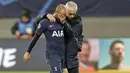 Pelatih Tottenham Hotspur, Jose Mourinho merangkul gelandang Lucas Moura usai pertandingan melawan Red Bull Leipzig pada leg kedua babak 16 besar Liga Champions di di Red Bull Arena, Jerman (10/3/2020). RB Leipzig menang telak atas Tottenham 3-0. (AP Photo/Michael Sohn)