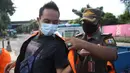 <p>Petugas Satpol PP memakaikan rompi kepada pelanggar saat razia masker di depan Stasiun Klender, Jakarta, Selasa (10/5/2022). Pemerintah memastikan akan terus memperpanjang masa pemberlakuan pembatasan kegiatan masyarakat (PPKM) se-Indonesia hingga waktu yang belum ditentukan. (Liputan6.com/Faizal Fanani)</p>