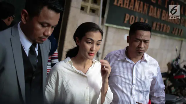 Atiqah Hasiholan Jenguk Ratna Sarumpaet di Tahanan Polda Metro Jaya