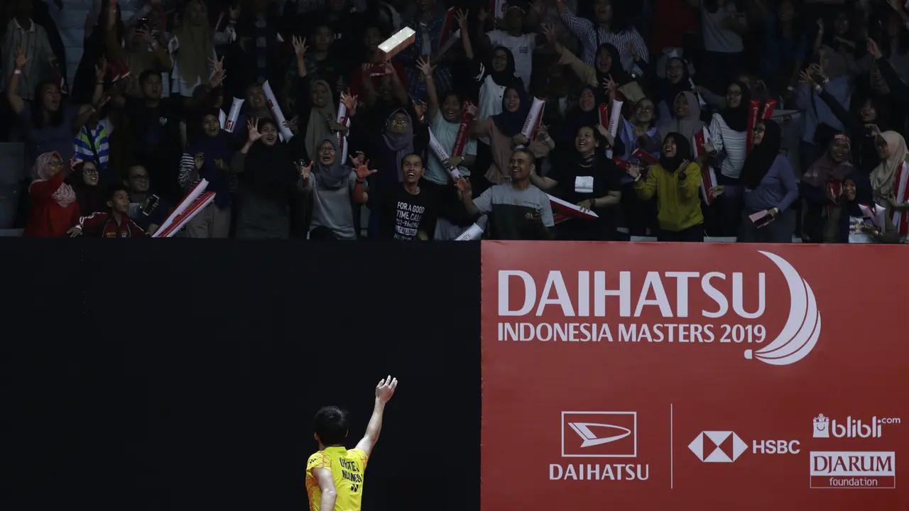 Tunggal putra Indonesia, Jonatan Christie, menyapa supporter usai mengalahkan tunggal India. (Bola.com/Yoppy Renato)