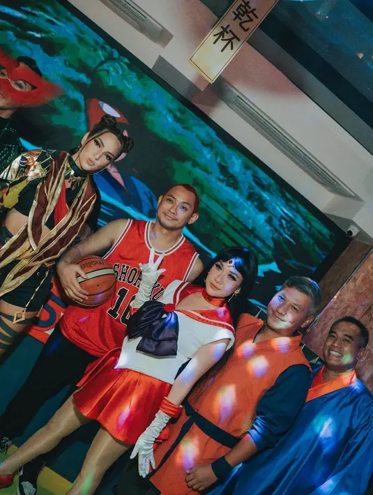 Para selebriti mengenakan kostum saat hadir dalam pesta. Penampilan para artis tersebut mencuri perhatian warganet. Tampak Nia Ramadhani, Bunga Citra Lestari, Gading Marten dan Ardie Bakrie. [Instagram/ramadhaniebakrie]