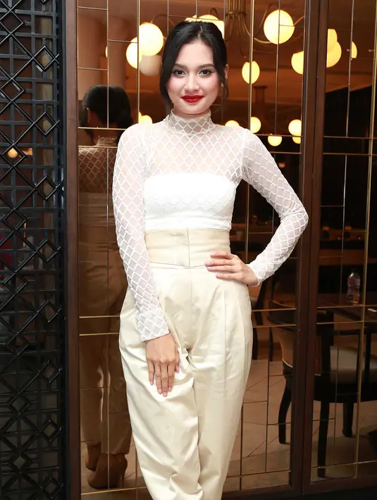 Mendengar itu, Ge yang kebetulan bersama kekasihnya, Angie Ang terlihat panik. Ge buru-buru memberikan klarifikasi terkait omongan pemeran Lani dalam film Jomblo versi baru tersebut. (Nurwahyunan/Bintang.com)