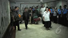 Menteri Luar Negeri Retno LP Marsudi saat menerima kedatangan ratusan WNI dari Yaman di Bandara Soekarno Hatta,Tangerang, Minggu (5/4/2015). Sebanyak 110 dari 262 WNI yang dievakuasi dari Yaman ini merupakan gelombang pertama. (Liputan6.com/Faizal Fanani)