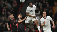 Myles Lewis-Skelly saat mentas bersama Timnas Inggris di laga kontra Albania pada Kualifikasi Piala Dunia 2026 Zona Eropa. (Glyn KIRK / AFP)