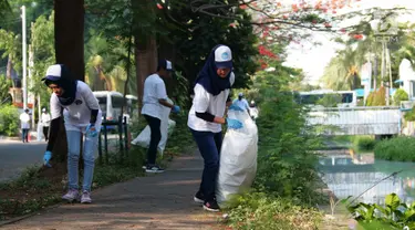 ISS Indonesia bersama Komunitas Soka Gakkai Indonesia  membersihkan sampah di kemayoran Jakarta, Sabtu (15/9) . Aksi tersebut untuk memperingati World Cleanup Day dan mengajak masyarakat untuk menjaga kebersihan lingkungan.(Liputan6.com/HO/Jov)