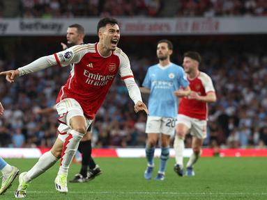 Pemain Arsenal, Gabriel Martinelli (tengah) melakukan selebrasi setelah mencetak gol kemenangan timnya atas Manchester City pada laga lanjutan Liga Inggris 2023/2024 yang berlangsung di Emirates Stadium, London, Inggris, Minggu (08/10/2023) malam WIB. Martinelli sukses mencetak gol penentu kemenangan pada menit ke-86. (AFP/Adrian Dennis)