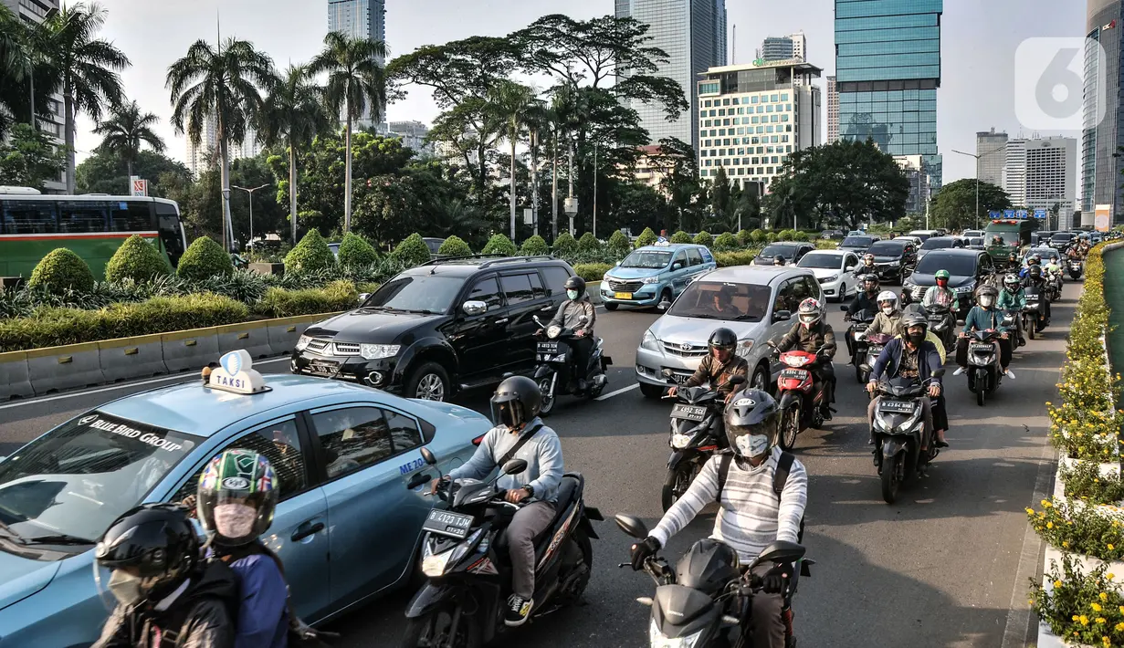 Arus kendaraan saat melintas di Jalan Jenderal Sudirman, Jakarta, Selasa (4/1/2022). Keputusan peningkatan status PPKM Jakarta tertuang dalam Instruksi Menteri Dalam Negeri (Inmendagri) Nomor 1 Tahun 2022 tentang PPKM Level 3, 2 dan 1 di wilayah Jawa dan Bali. (merdeka.com/Iqbal S. Nugroho)