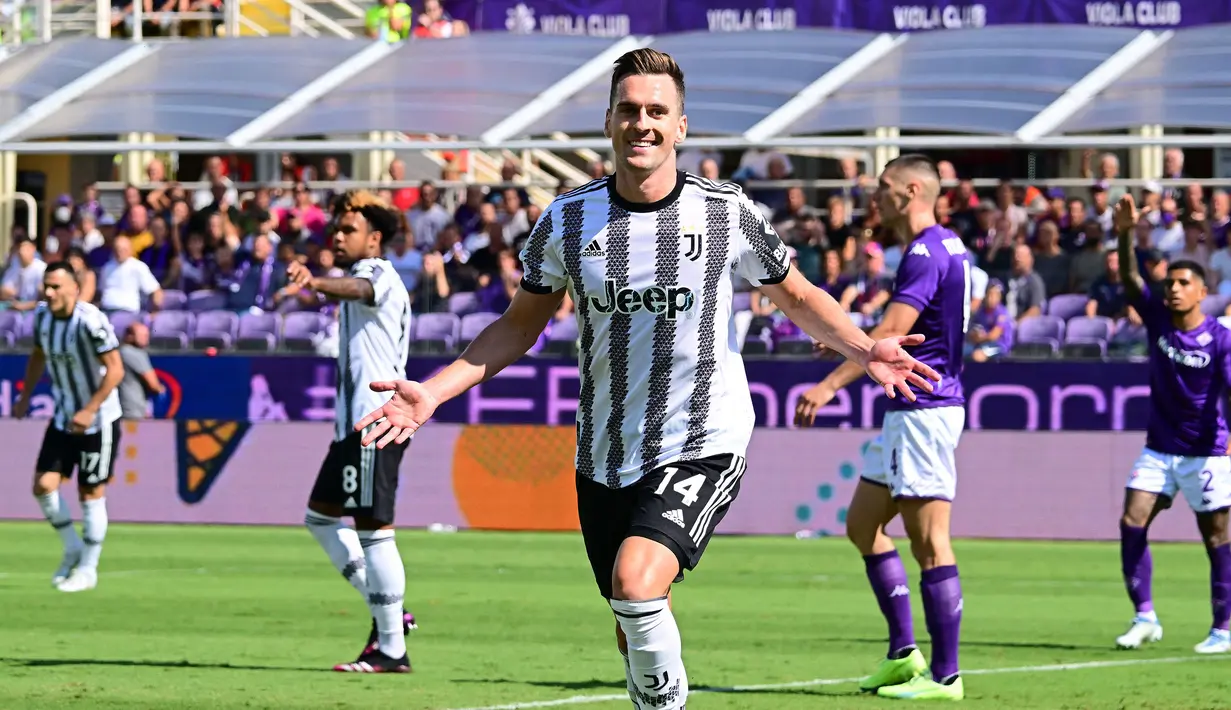 Bermain di hadapan publik sendiri, Fiorentina malah tertinggal lebih dulu. Arkadiusz Milik berhasil mencuri keunggulan La Viola saat laga baru berjalan sembilan menit. (AFP/Vincenzo Pinto)
