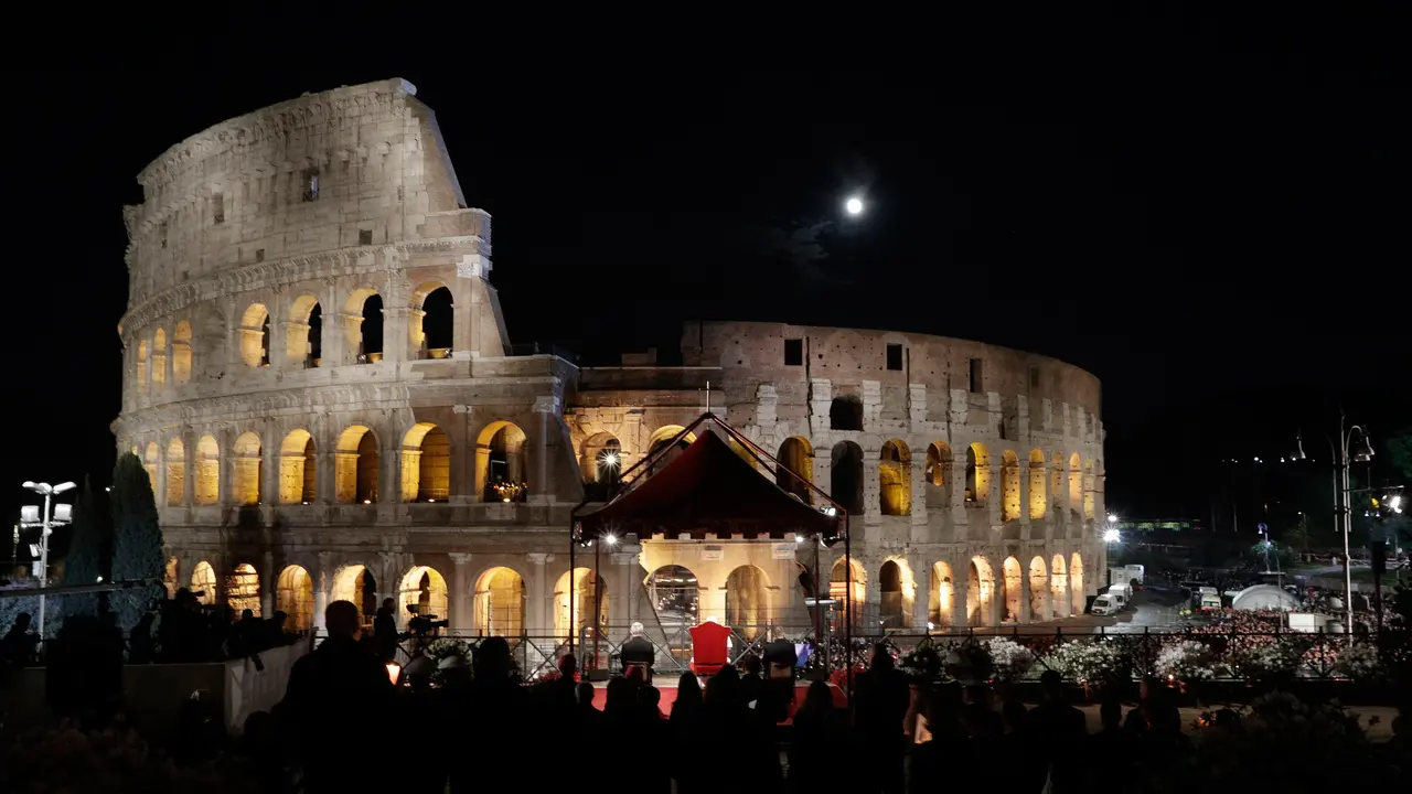 FOTO: Paus Fransiskus Pimpin Jalan Salib Jumat Agung di Colosseum