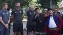 Legenda Liverpool, Patrik Berger mendapat sambutan khas budaya Betawi, Palang Pintu saat tiba di Setu Babakan, Jakarta, Jumat (9/3/2018). Kegiatan ini dalam rangkaian LFC World Tour Jakarta. (Bola.com/Asprilla Dwi Adha)