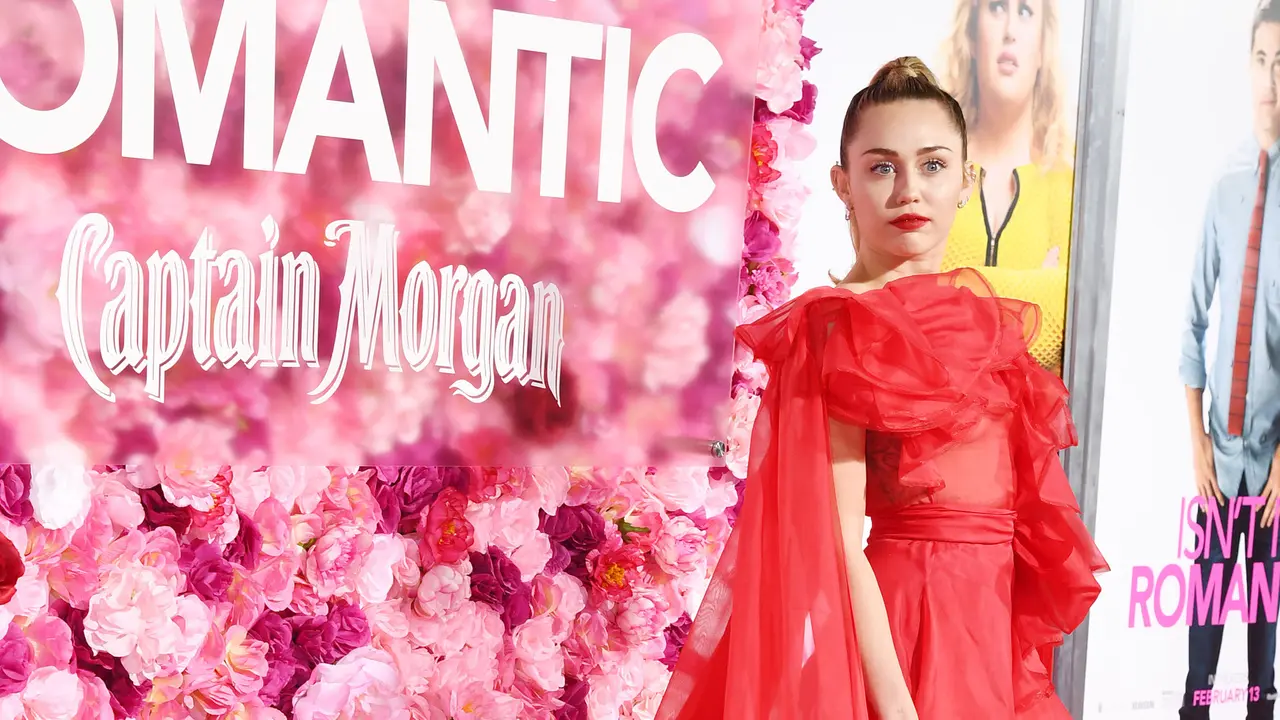 Miley Cyrus Tampil Memesona di Pemutaran Film Isn't It Romantic