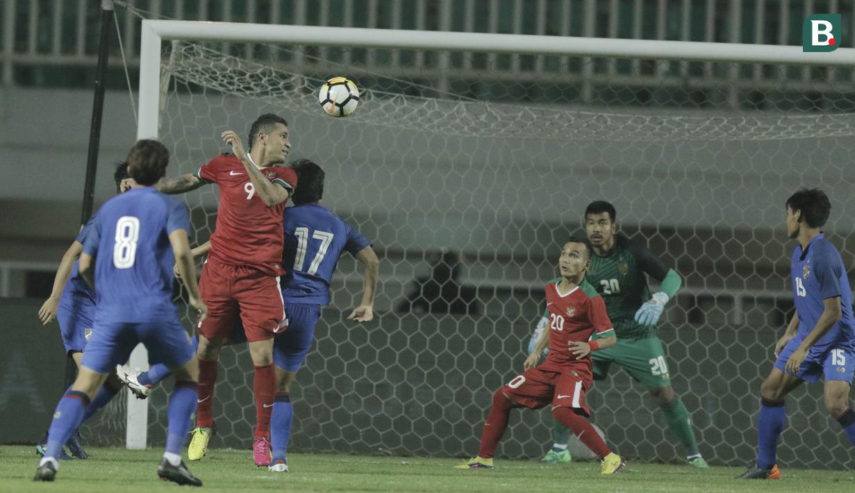 Striker Indonesia, Alberto Goncalves, menyundul bola ke gawang Thailand pada laga persahabatan di Stadion Pakansari, Bogor, (03/6/2018). Indonesia bermain imbang 0-0 dengan Thailand. (Bola.com/M Iqbal Ichsan)