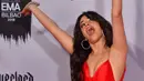 Penyanyi cantik asal Kuba, Camila Cabello berpose dengan empat penghargaan yang diraihnya selama MTV Europe Music Awards 2018 di Bizkaia Arena, Bilbao, Spanyol (4/11). (AFP Photo/Ander Gillenea)