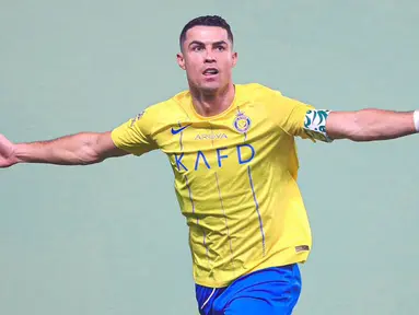 Pemain Al-Nassr, Cristiano Ronaldo melakukan selebrasi setelah mencetak gol pertama timnya ke gawang Al-Ahli pada laga Liga Arab Saudi yang berlangsung di King Saud University Stadium, Riyadh, Arab Saudi, Sabtu (23/09/2023) dini hari WIB. Ronaldo berhasil mencetak dua gol pada laga tersebut. (Twitter/@AlNassrFC)
