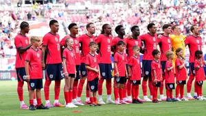 Para pemain Timnas Inggris berbaris di lapangan sebelum pertandingan persahabatan internasional antara Inggris dan Selandia Baru di Stadion Raymond James pada 6 Juni 2026 di Tampa, Florida. (Rich Storry/Getty Images via AFP)