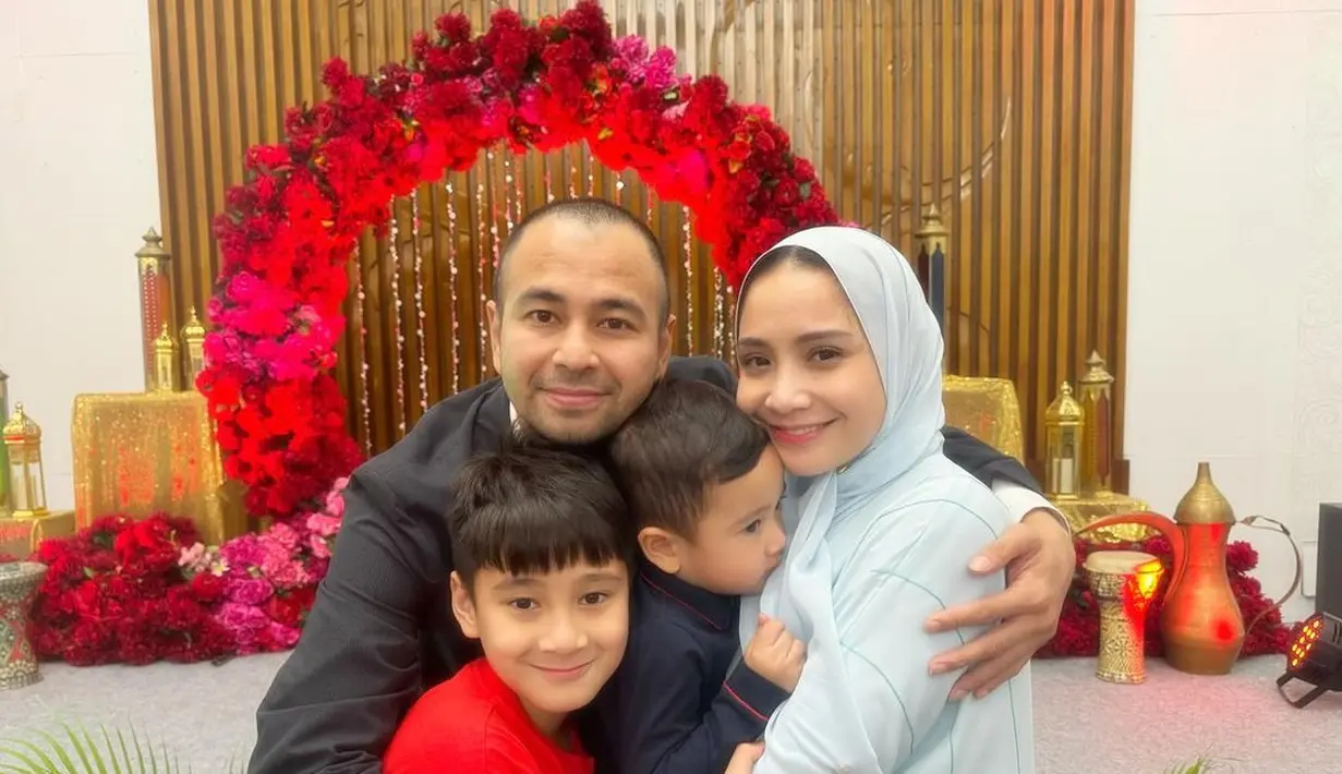Di momen Tasyakuran Rans Entertainment, Nagita Slavina tampil memukau dibalut gamis biru muda yang lembut, serasi dengan hijab polosnya. [Foto: Instagram/raffinagita1717]