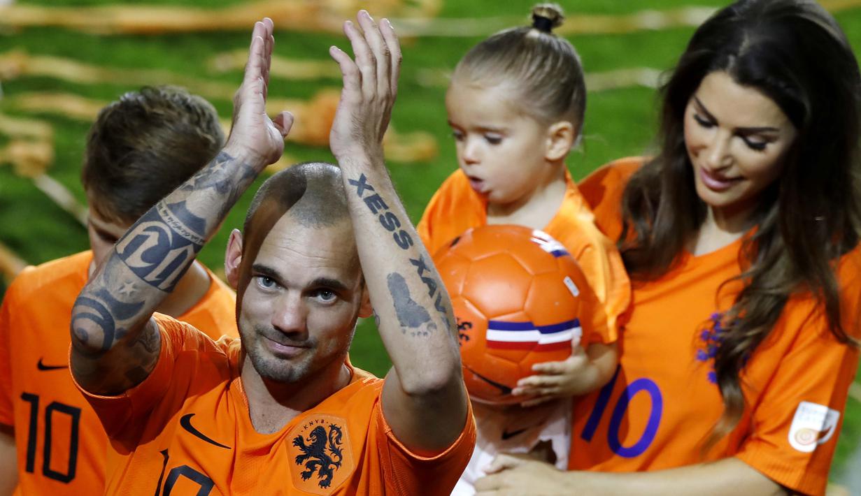 Pemain Belanda, Wesley Sneijder, menyapa suporter usai menjalani laga terakhir bersama timnas Belanda di Stadion Johan Cruijff, Amsterdam, Kamis (6/9/2018). Sneijder telah mencatatkan 134 penampilan dan menyumbang 31 gol. (AP/Peter Dejong)
