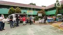 Founder of Foodbank of Indonesia Hendro Utama, Executive Dir. Head of Group Strategic Marcomm PT Bank DBS Indonesia Mona Monika dan Managing Director Head of Digital Banking Leonardo Koesmanto secara simbolis memberikan paket makanan di Cipulir, Jakarta Jumat(18/12/2020). (Liputan6.com/Fery Pradolo)