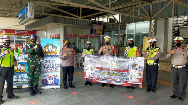 Polrestro Depok Bagi-bagi Masker di Stasiun Depok Baru