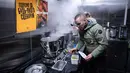 Hingga Minggu (25/1/2026), sekitar 1.700 gedung apartemen di Kyiv masih belum mendapatkan pasokan pemanas. Tampak dalam foto, para veteran the 3rd Separate Assault Brigade Angkatan Bersenjata Ukraina menyajikan makanan panas gratis bagi orang-orang di lingkungan perumahan yang rumahnya tanpa listrik setelah serangan udara Rusia berulang kali terhadap sektor energi negara itu di Kyiv, Selasa 27 Januari 2026. (AP Photo/Danylo Antoniuk)