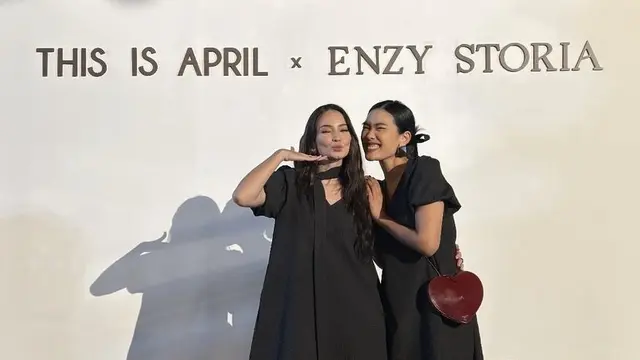 Publik Figur Kenakan Pakaian Enzy Storia Hasil Kolaborasi dengan Brand Lokal. [@alikaislamadina]