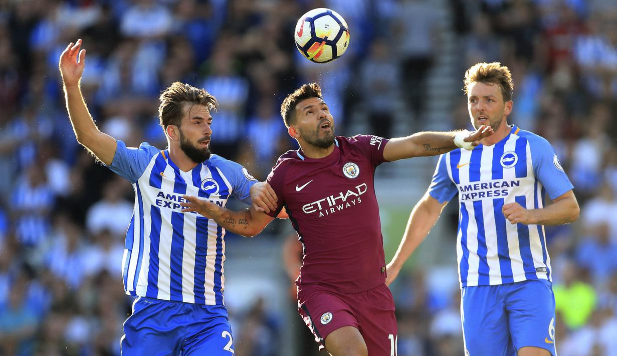 Striker Manchester City, Sergio Aguero, berusaha melewati hadangan pemain Brighton pada laga Premier League di Stadion American Express Community, Brighton, Sabtu (12/8/2017). Brighton kalah 0-2 dari Manchester City. (AP/Gareth Fuller)