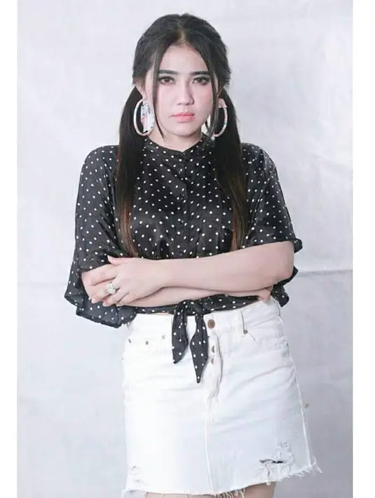 Modis, namun nggak berlebihan. Via memakai mini skirt jeans berwarna putih dan dipadukan dengan blus hitam bermotif polkadot. Untuk rambut panjangnnya pun kali ini cantik dikuncir dua. (Instagram/viavallen)