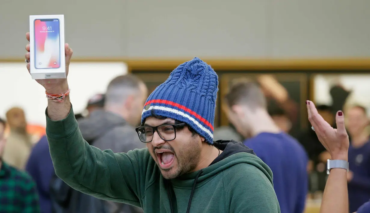 Shalin Mobi, dari India, berteriak setelah menjadi orang pertama yang membeli iPhone X di toko Apple Union Square di San Francisco (3/11). (AP Photo / Eric Risberg)
