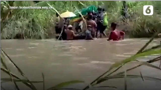 Viral Keranda Jenazah Dihanyutkan Lewat Sungai Menuju Pemakaman, Ini 6 Faktanya