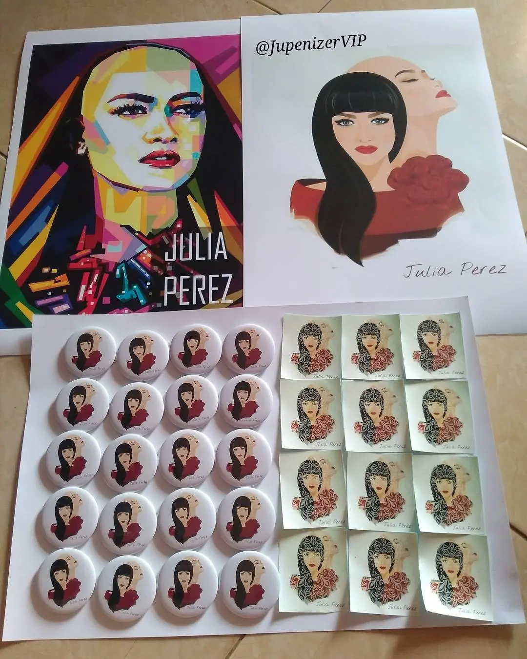 Fans jual pin, poster dan stiker untuk Julia Perez [foto:www.instagram.com/jupenizervip]