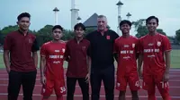 Misha Radovic dan lima pemain muda Persis Solo. (Bola.com/Wahyu Pratama)