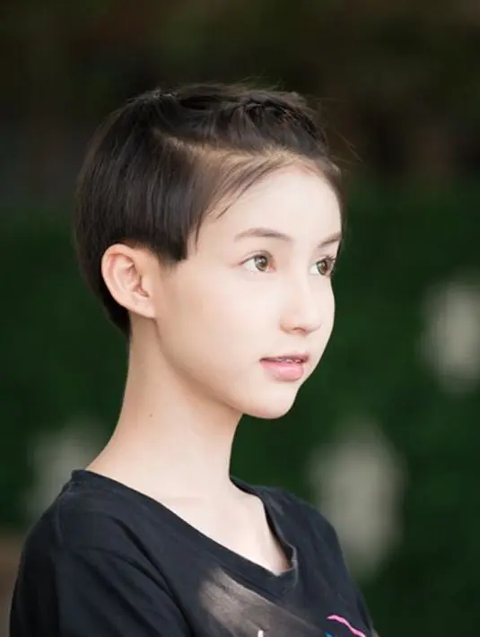 Memiliki bibir tipis, muka yang imut dan kulit putih tak heran membuat Yoshi masuk dalam deretan pria paling cantik di Thailand. (instagram.com/yoshirinrada)
