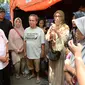 Ketua Umum Palang Merah Indonesia (PMI), Jusuf Kalla atau JK saat meninjau korban kebakaran manggarai di posko penampungan sementara di Pasar Raya Manggarai, Tebet, Jakarta Selatan, Kamis (15/8/2024). (Dok. Istimewa)