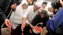 Aktor senior Dedi Mizwar tampak hadir saat acara pemakaman Didi Petet di TPU Tanah Kusir, Jakarta, Jumat (15/5/2015). Deddy meyakini mendiang Didi Petet meninggal secara husnulkhatimah.  (Liputan6.com/Faisal R Syam)