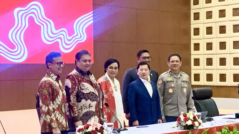 Menteri Keuangan Sri Mulyani Indrawati,Menteri Koordinator Bidang Perekonomian Airlangga Hartarto pejabat tinggi negara lain Konferensi Pers RAPBN 2025 di Jakarta, Jumat (16/8/2024). (Tasha/Liputan6.com)