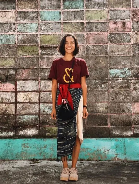 5. Atau tampilan istri Chicco Jerikho ini yang memadukan t-shirt dengan kain tenun dan obi warna merah. (Instagram/putrimarino).