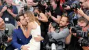 Aktris Ana De Armas berpose bersama Edgar Ramirez dan para fotografer selama sesi pemotretan untuk film "Hands of stone" di Festival Film Cannes ke-69 di Cannes, Prancis, 16 Mei 2016. (REUTERS / Regis Duvignau )