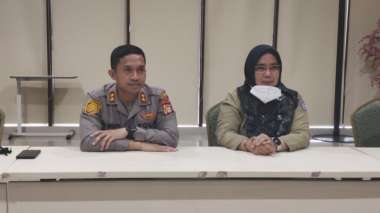 Dirut RSUD Kota Depok, Devi Mayori bersama Polres Metro Depok memberikan penjelasan terkait anak diduga dianiaya ibu kandung.