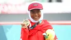 Skateboarder Indonesia Bunga Nyimas menunjukkan medali perunggu yang diraihnya pada kelas jalanan putri Asian Games 2018 di arena roller sport Jakabaring, Palembang, Sumatera Selatan, Rabu (29/8). (ANTARA FOTO/INASGOC/Rahmad Suryadi/thv/18)